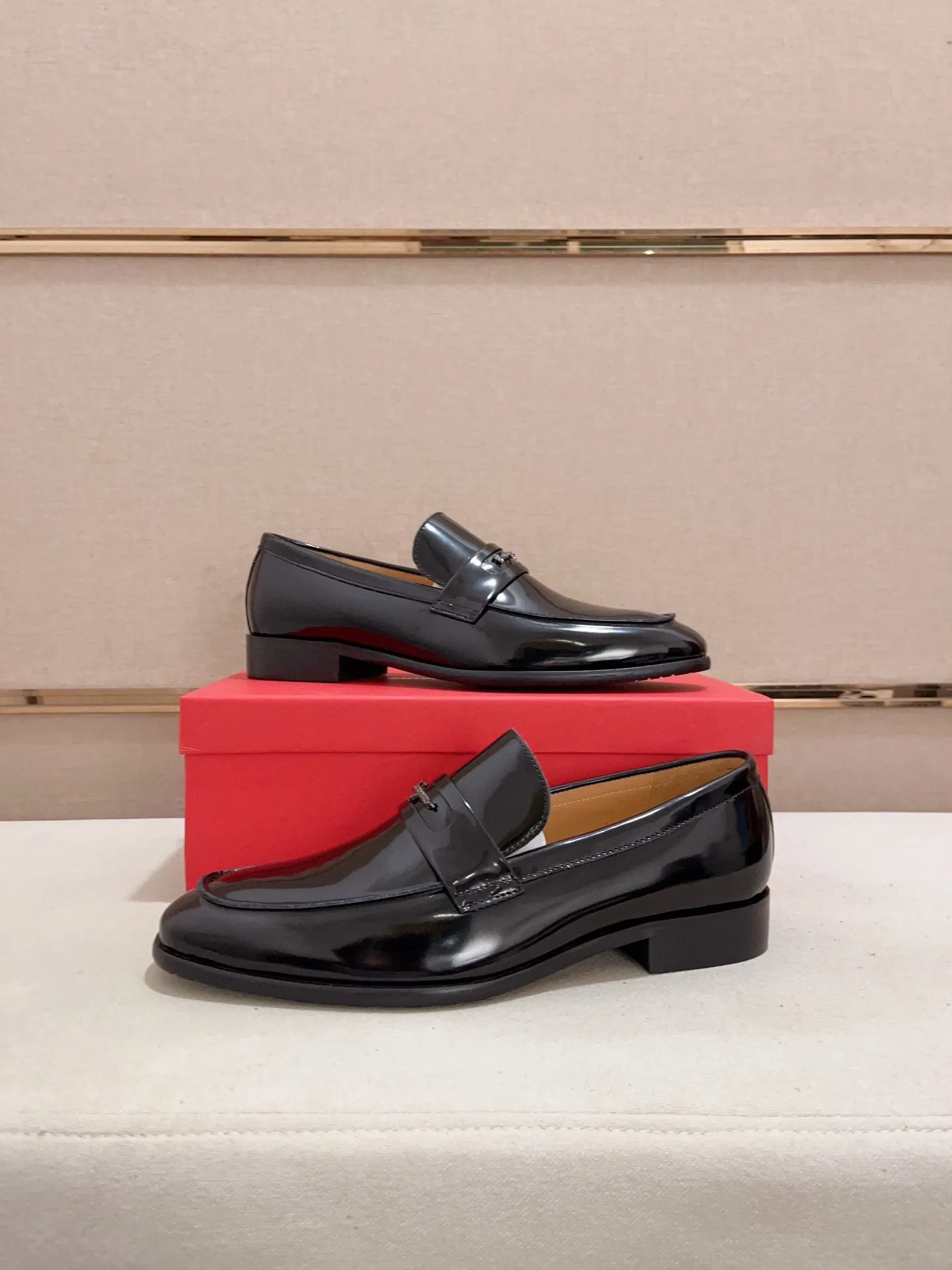 Men's shoes💰: 520💰 High version Ferragamo quality! 🆕🆕Exclusive hot-selling products in stock🔥🔥New products on the shelves, high-quality shoes, high-end driving shoes, with complete packaging! 💪 💪 Material: imported patented cowhide 🐂 + imported high-quality water-dyed cowhide lining + wear-resistant outsole 👍🏻👍🏻 Features: high-end and comfortable, purely handmade 🚀 🚀 Create the perfect shoes that suit you best 🔥 🔥 Size: (38-44) Can be customized 45 non-returnable!